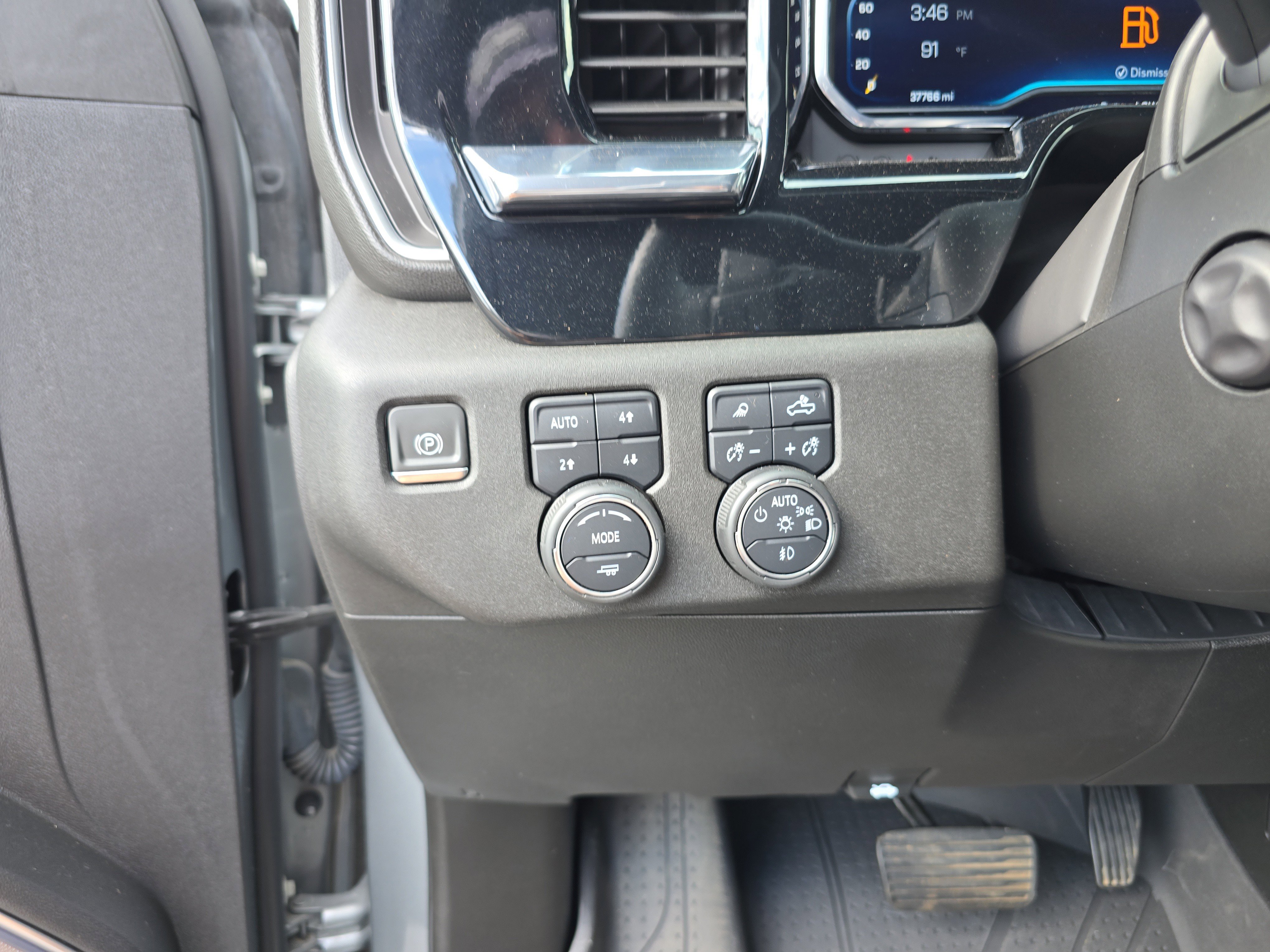 Used 2024 Chevrolet Silverado 1500 High Country w/ High Country Premium Package AWD/4WD image 35