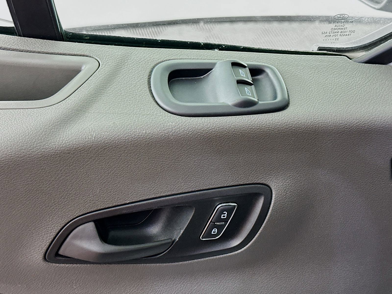 Used 2023 Ford E-Transit Medium Roof image 18