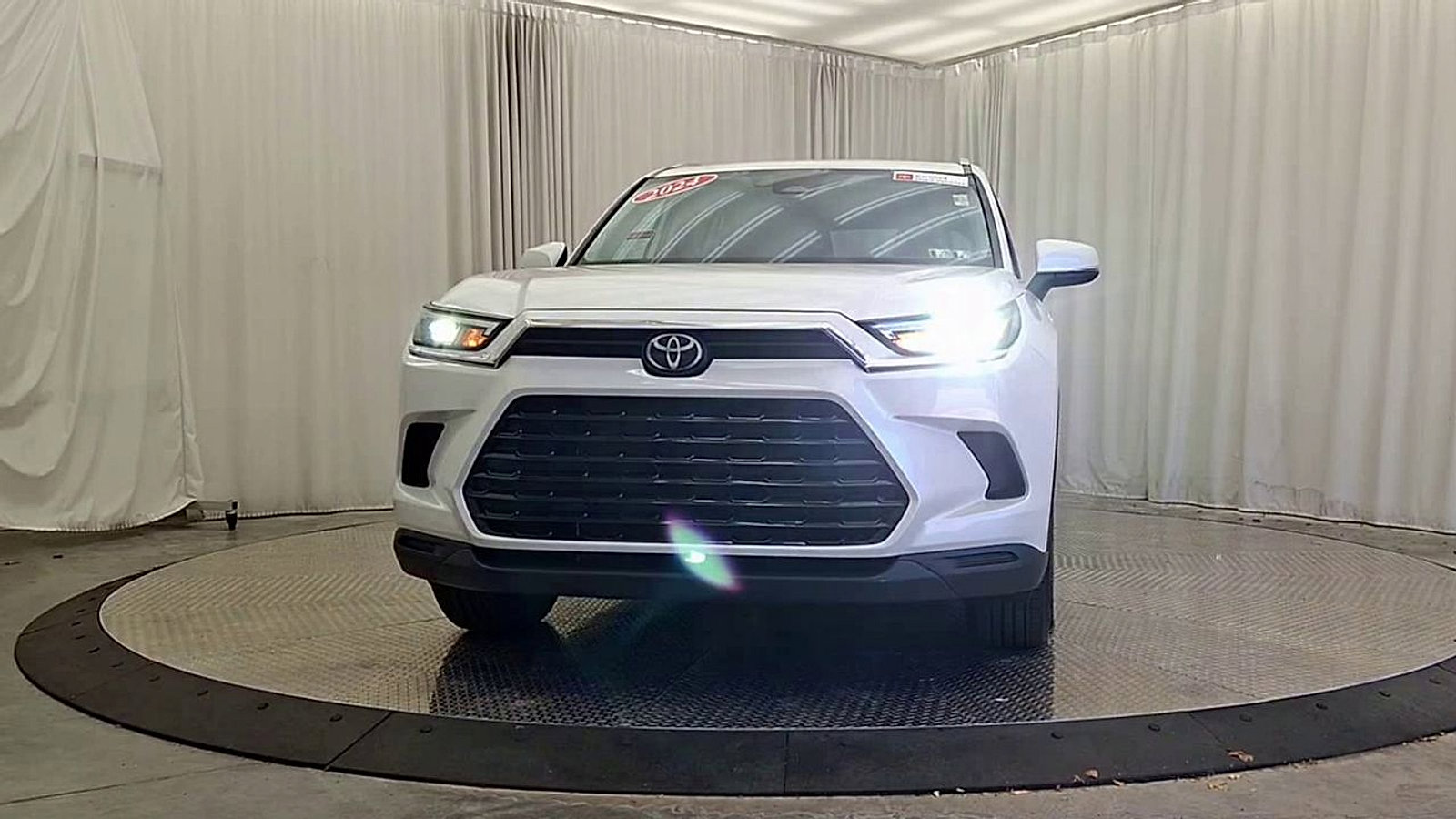 Used 2024 Toyota Grand Highlander XLE image 4