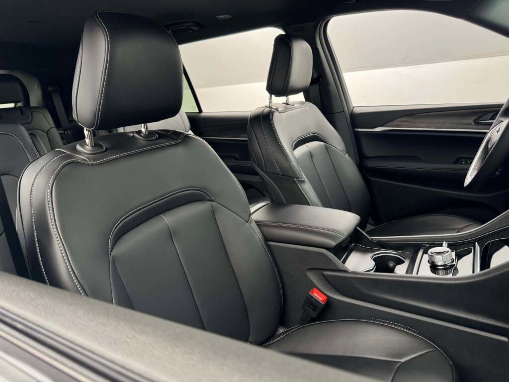 New 2025 Jeep Grand Cherokee L Limited image 18