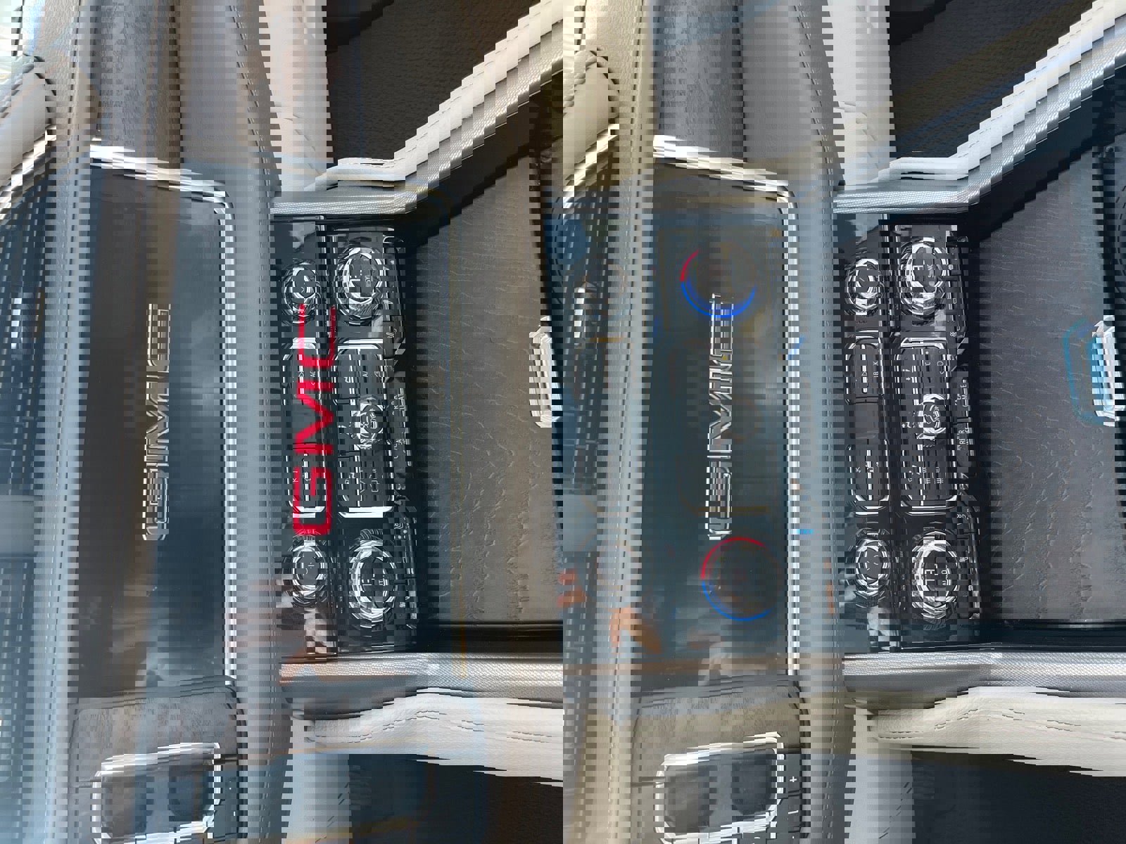 Used 2022 GMC Yukon Denali image 14