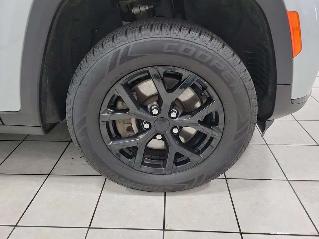 Used 2024 Jeep Grand Cherokee L Laredo AWD/4WD image 50