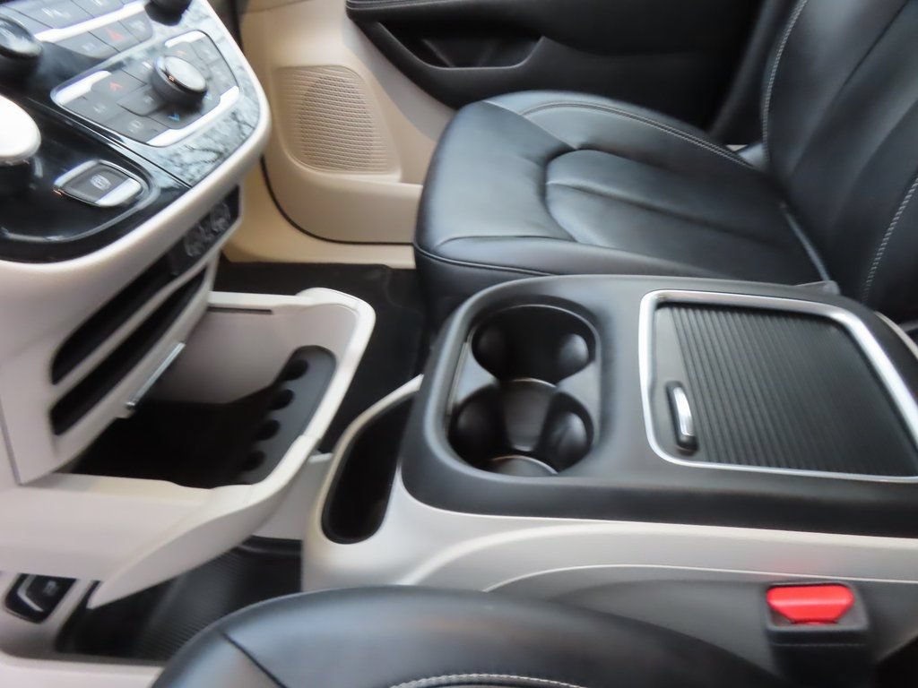 Certified 2024 Chrysler Pacifica Touring-L FWD image 6