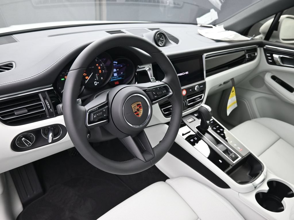 Certified 2025 Porsche Macan AWD/4WD image 4
