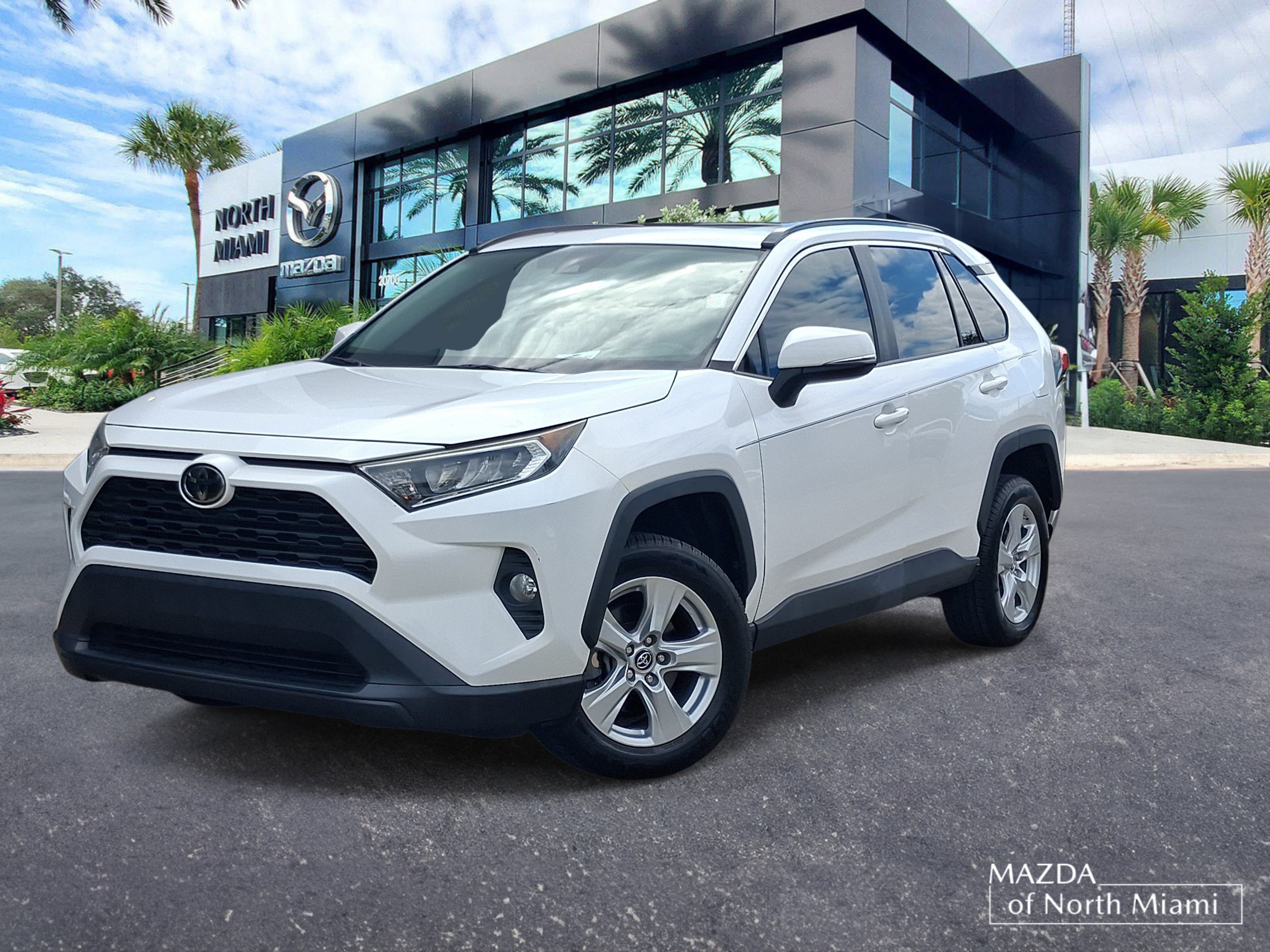 Used 2019 Toyota RAV4 XLE w/ Convenience Package FWD image 1