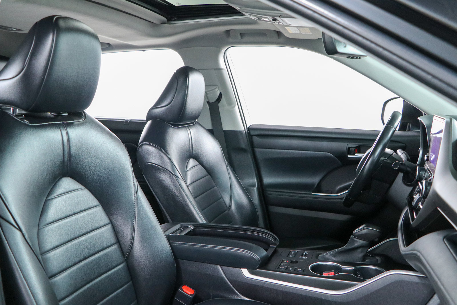 Used 2023 Toyota Highlander XLE AWD/4WD image 29