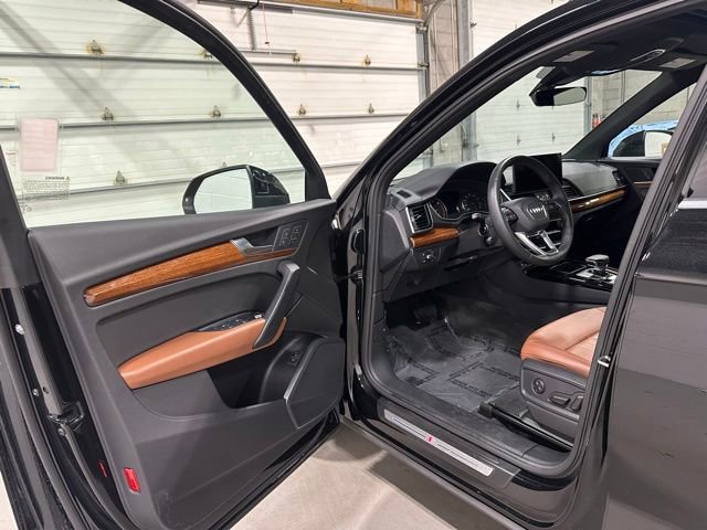 Used 2023 Audi Q5 2.0T Premium w/ Convenience Package AWD/4WD image 12