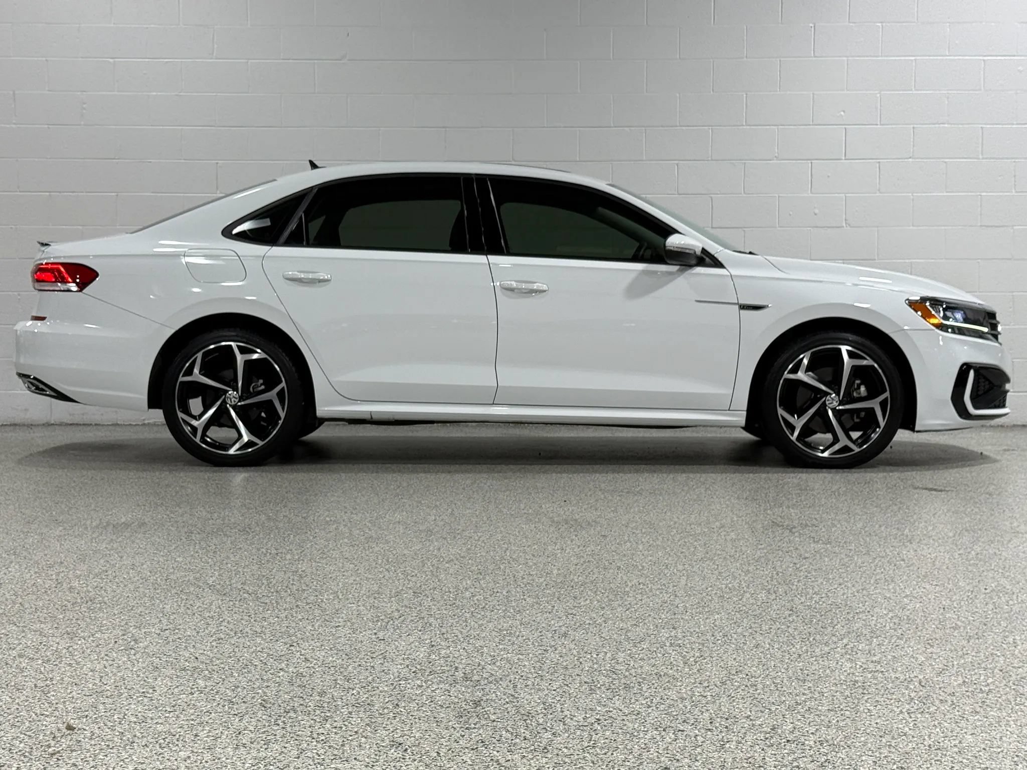 Used 2020 Volkswagen Passat 2.0T R-Line FWD image 5