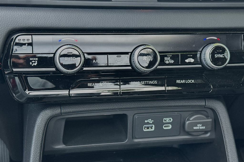 Used 2025 Honda Pilot TrailSport image 18