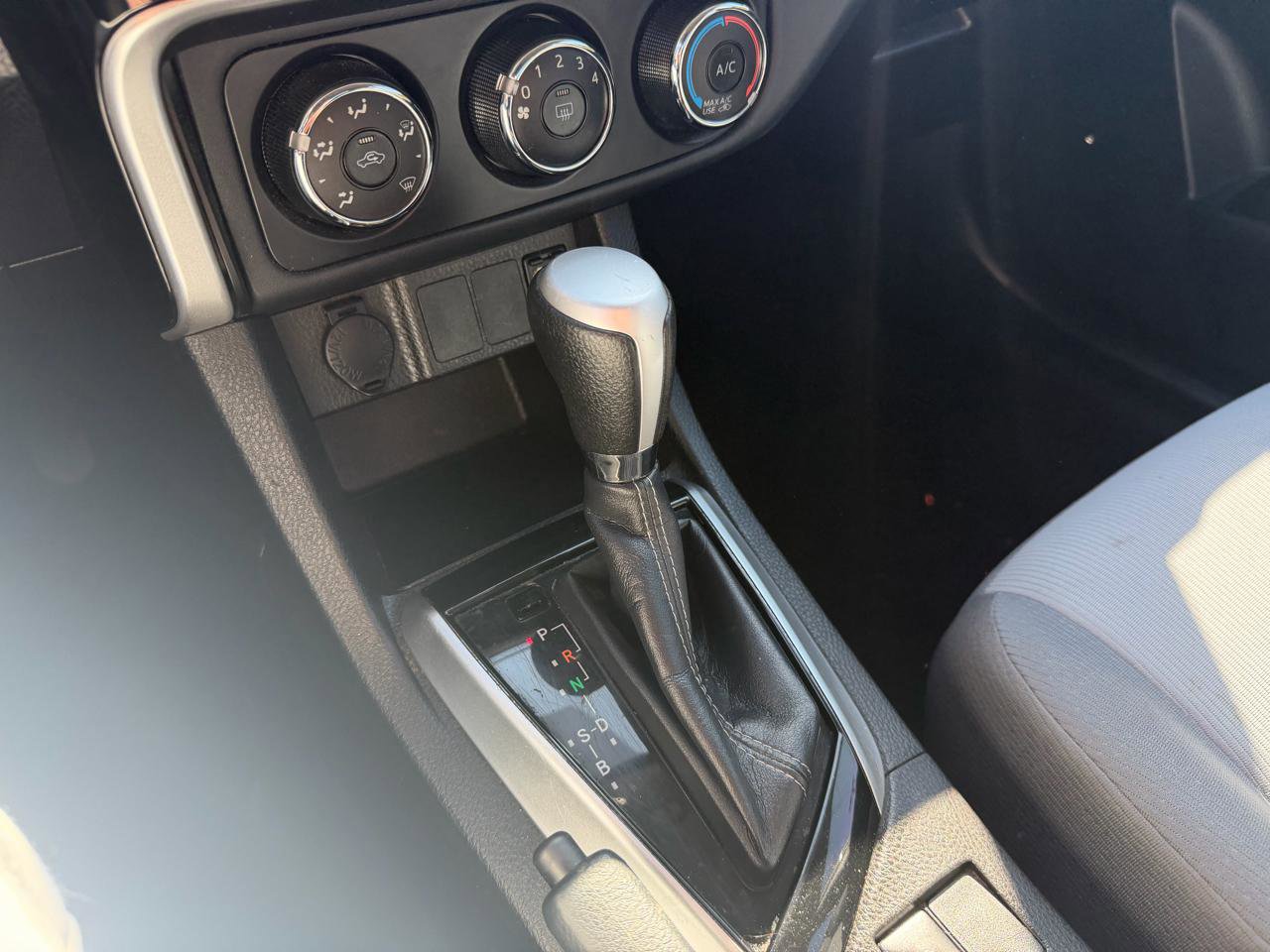 Used 2018 Toyota Corolla L FWD image 19