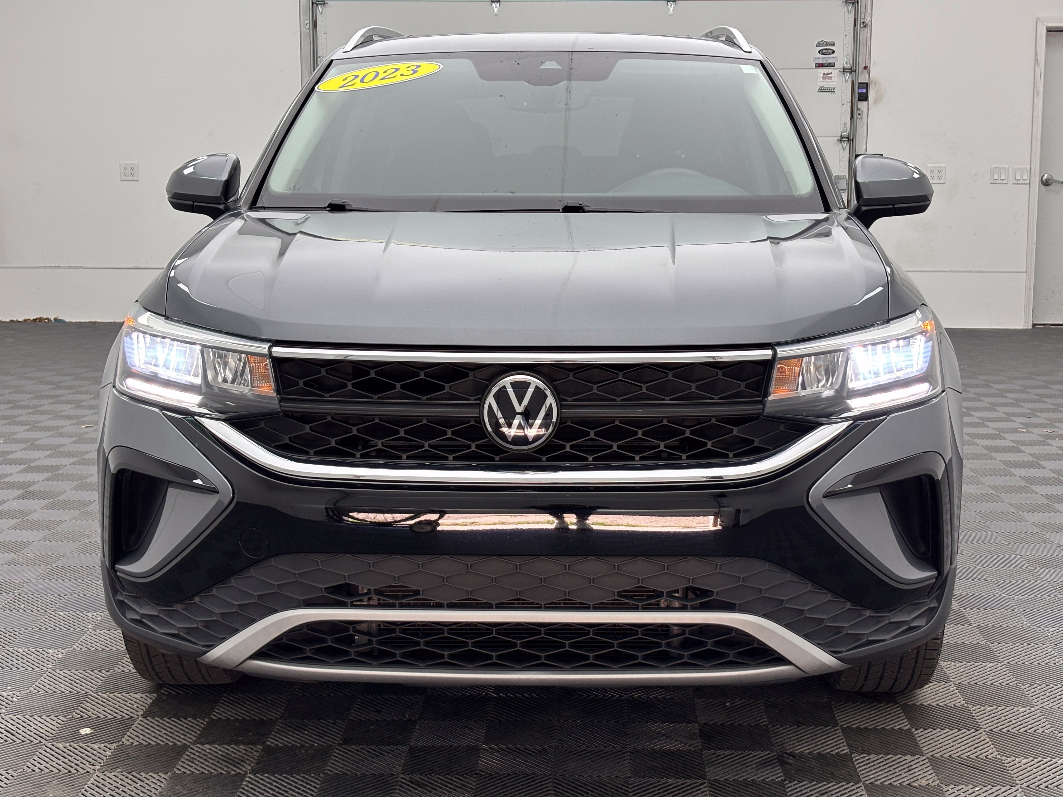 Used 2023 Volkswagen Taos SE w/ Panoramic Sunroof Package FWD image 13