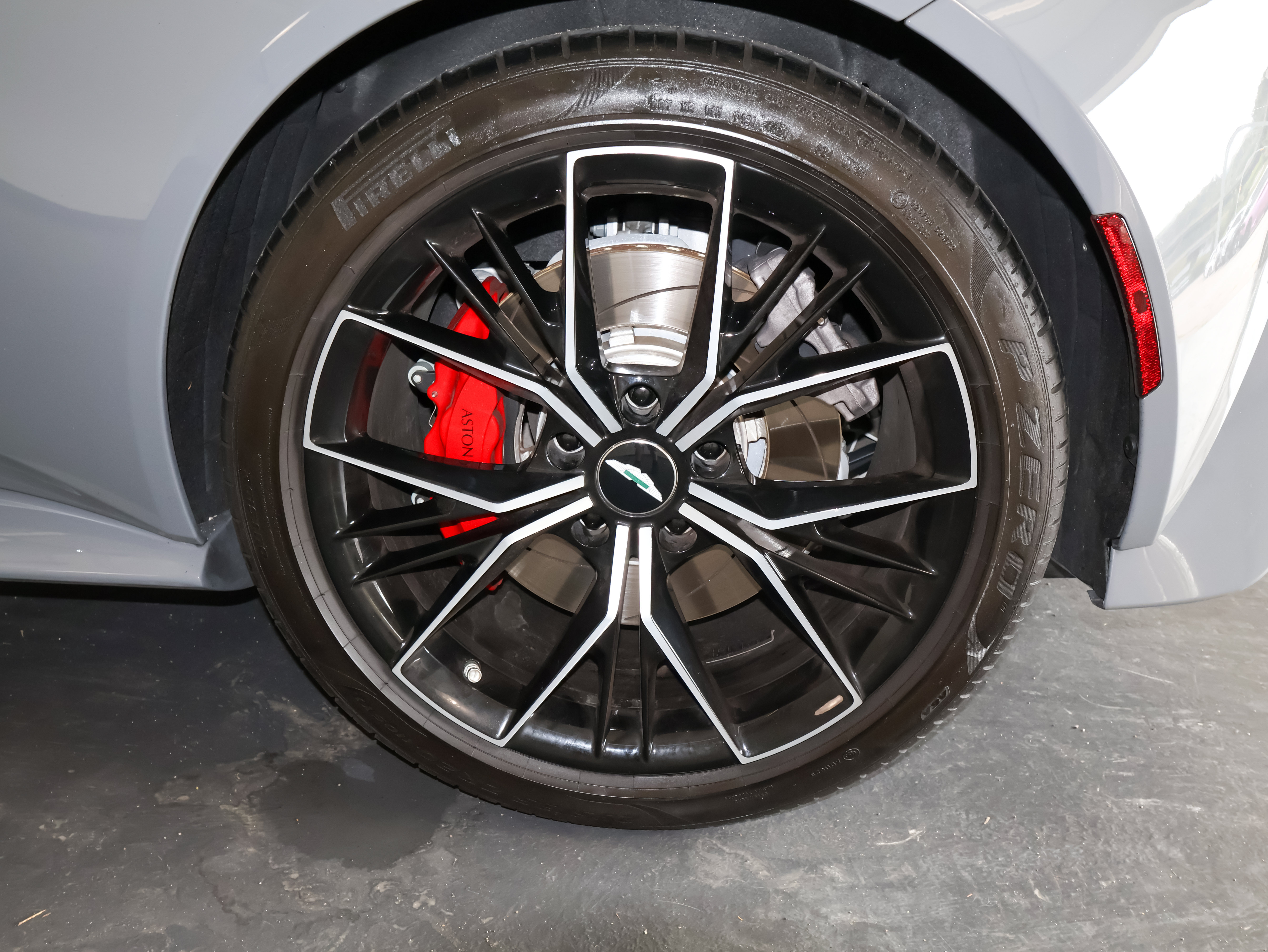 Used 2021 Aston Martin V8 Vantage Coupe RWD image 30