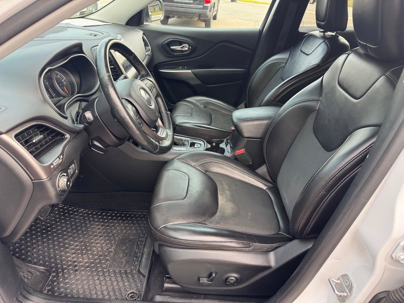 Used 2019 Jeep Cherokee Latitude Plus w/ Cold Weather Group AWD/4WD image 6