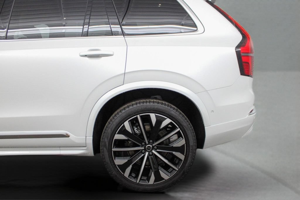 Used 2026 Volvo XC90 B5 Plus w/ Protection Package Premier AWD/4WD image 32