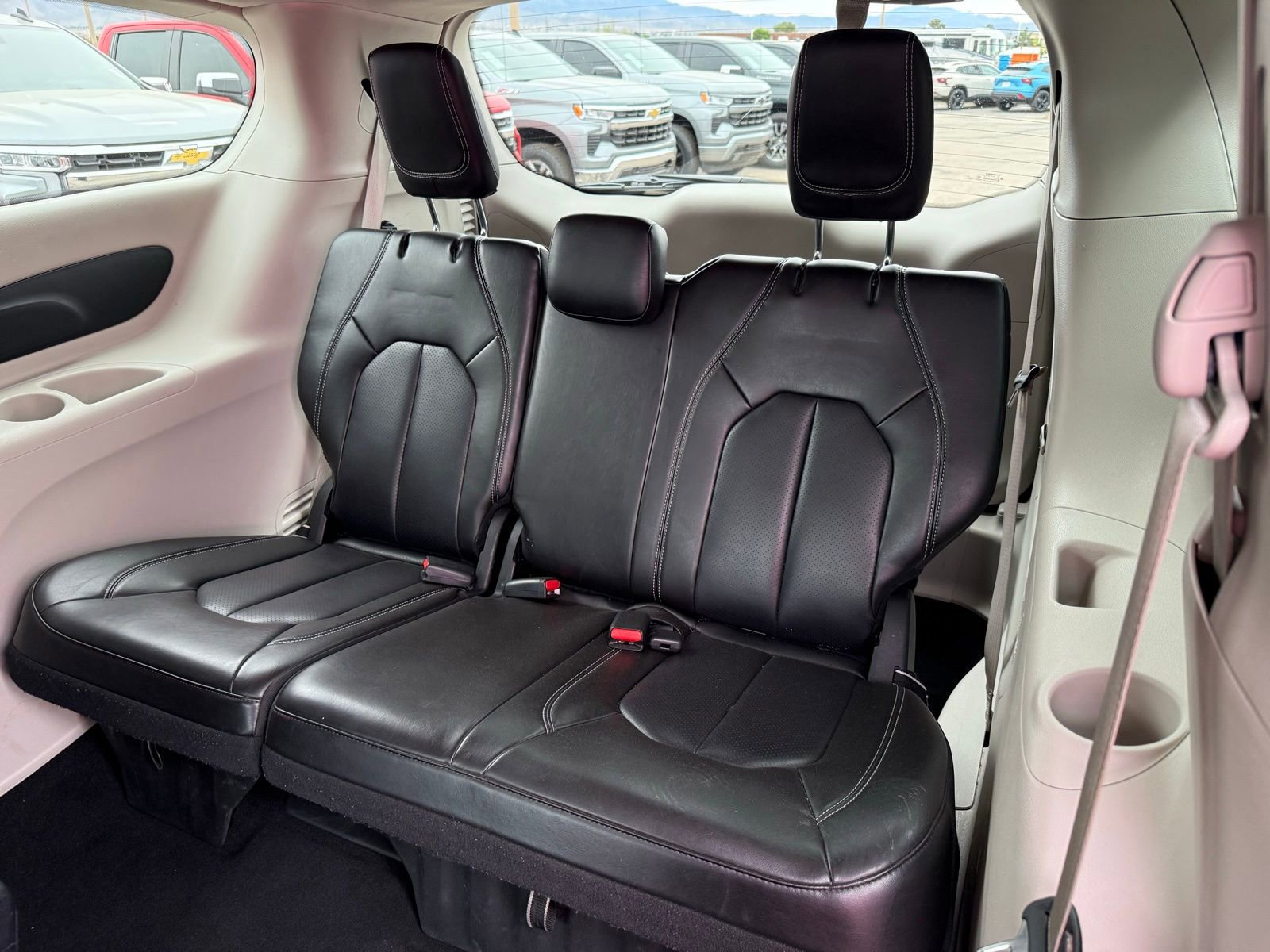 Used 2023 Chrysler Pacifica Touring-L image 36