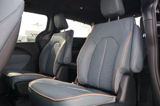 New 2027 Chrysler Pacifica Pinnacle w/ Theater Group FWD image 8