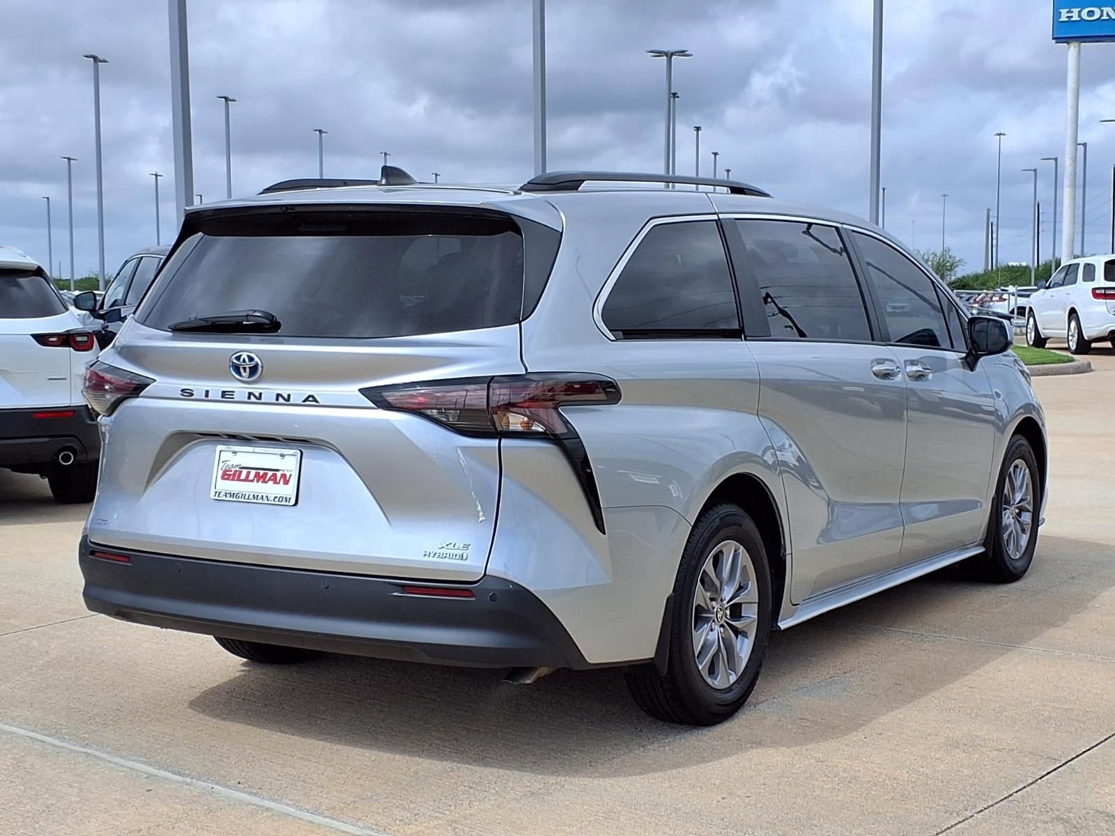 Used 2024 Toyota Sienna XLE FWD image 7