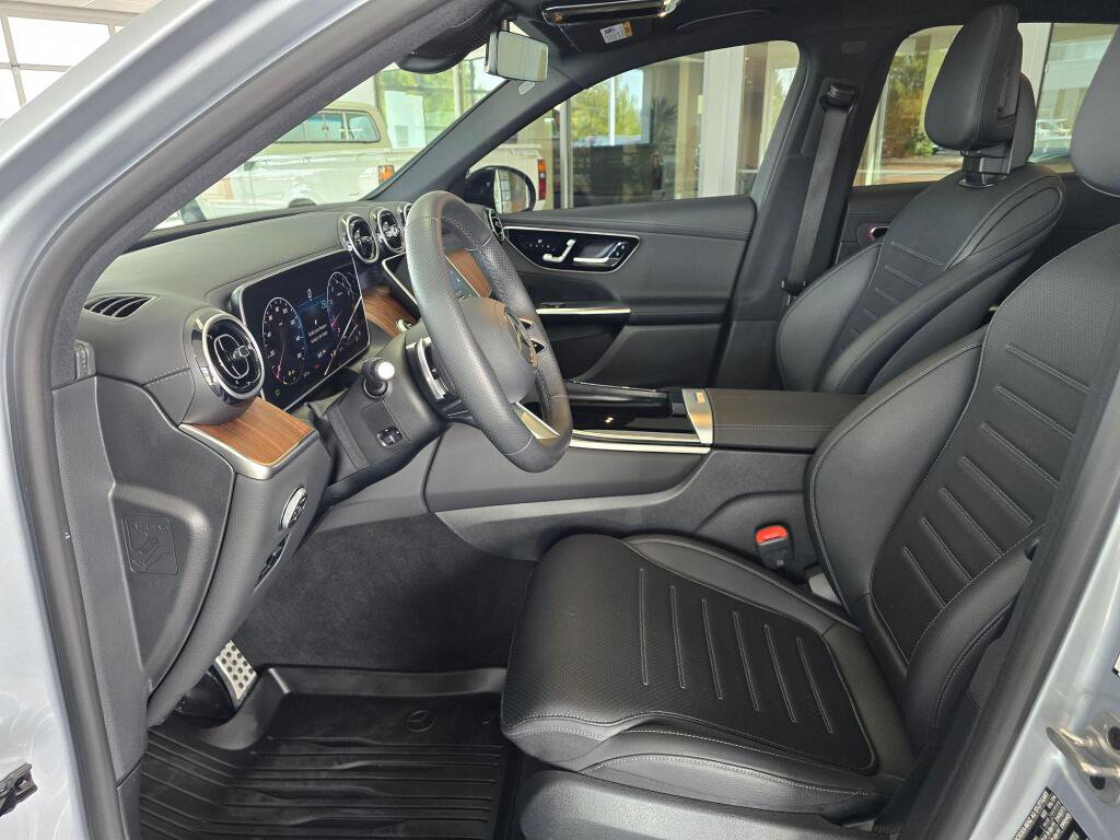 Used 2024 Mercedes-Benz GLC 300 4MATIC image 23