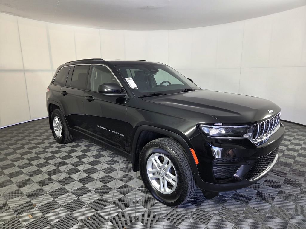 Certified 2025 Jeep Grand Cherokee Laredo w/ Luxury Tech Group I image 2