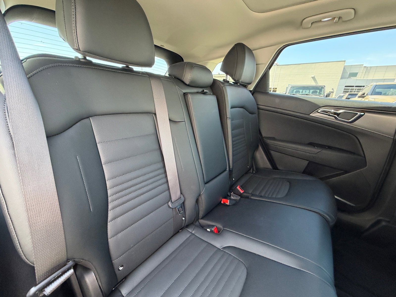 Used 2025 Kia Sportage SX image 18