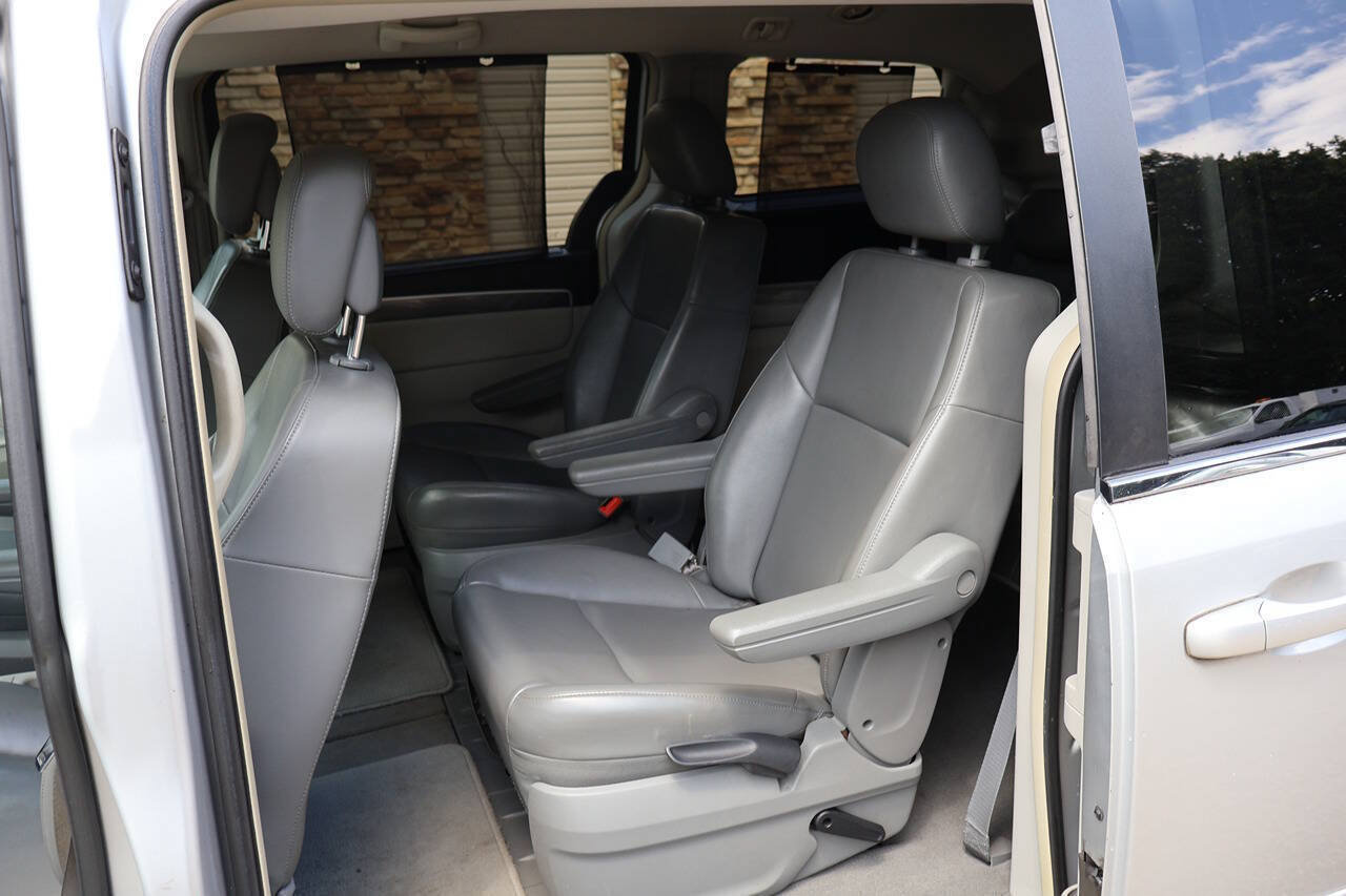 Used 2010 Volkswagen Routan SE FWD image 17