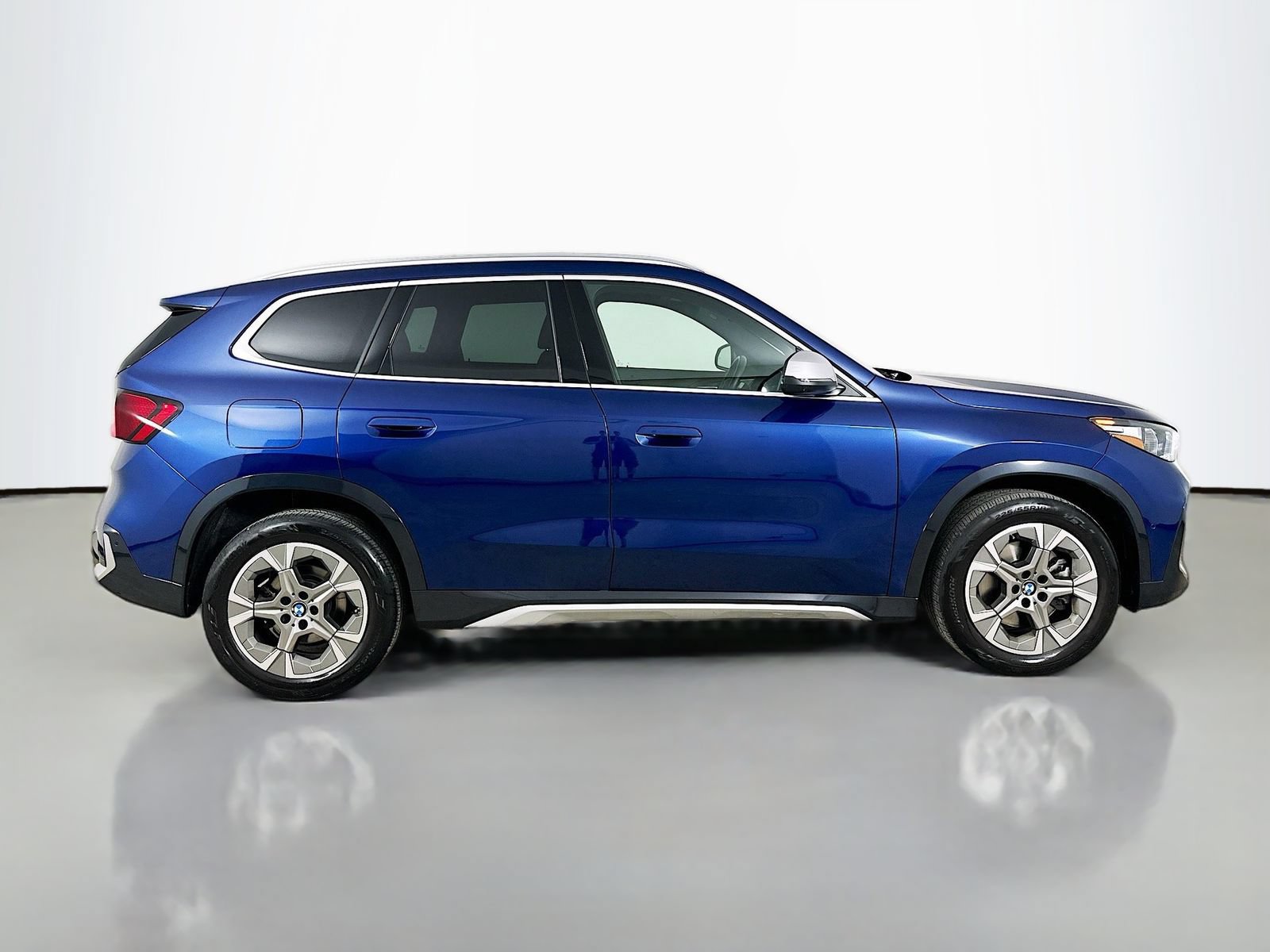 Used 2023 BMW X1 xDrive28i w/ Premium Package AWD/4WD image 4