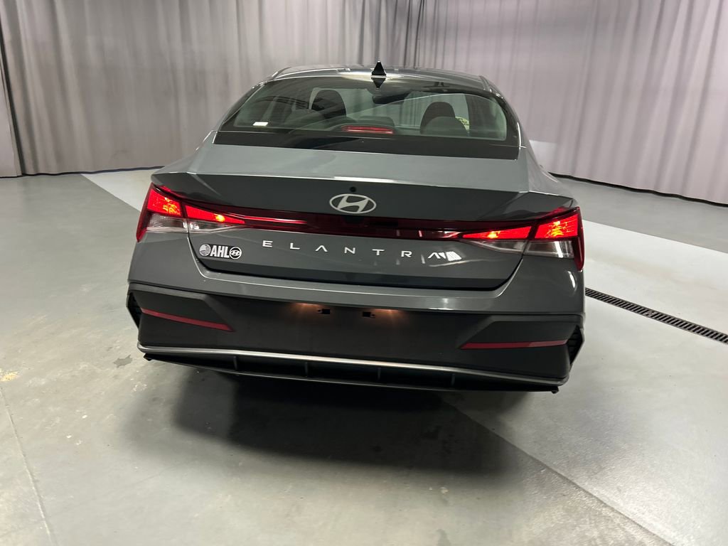 Used 2025 Hyundai Elantra SE image 6