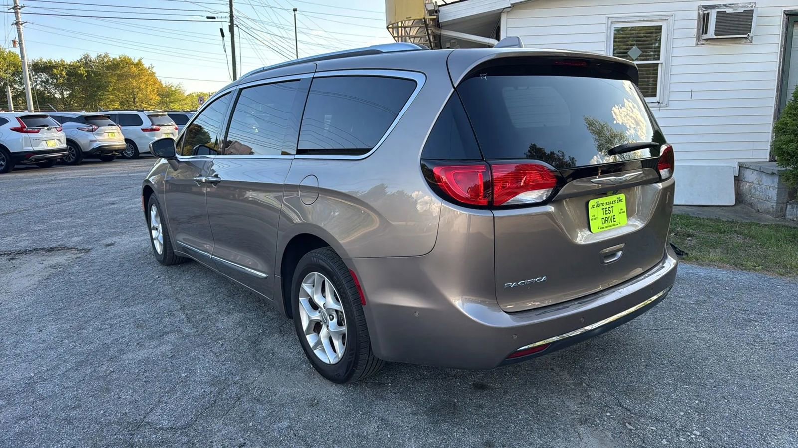 Used 2018 Chrysler Pacifica Touring-L Plus w/ Advanced Safetytec Group image 2