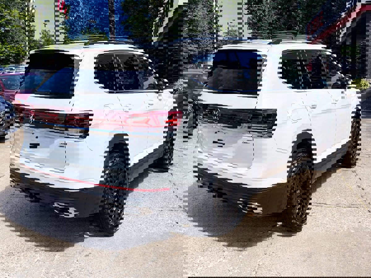 Used 2024 Volkswagen Atlas SE w/ Black Wheel Package image 6