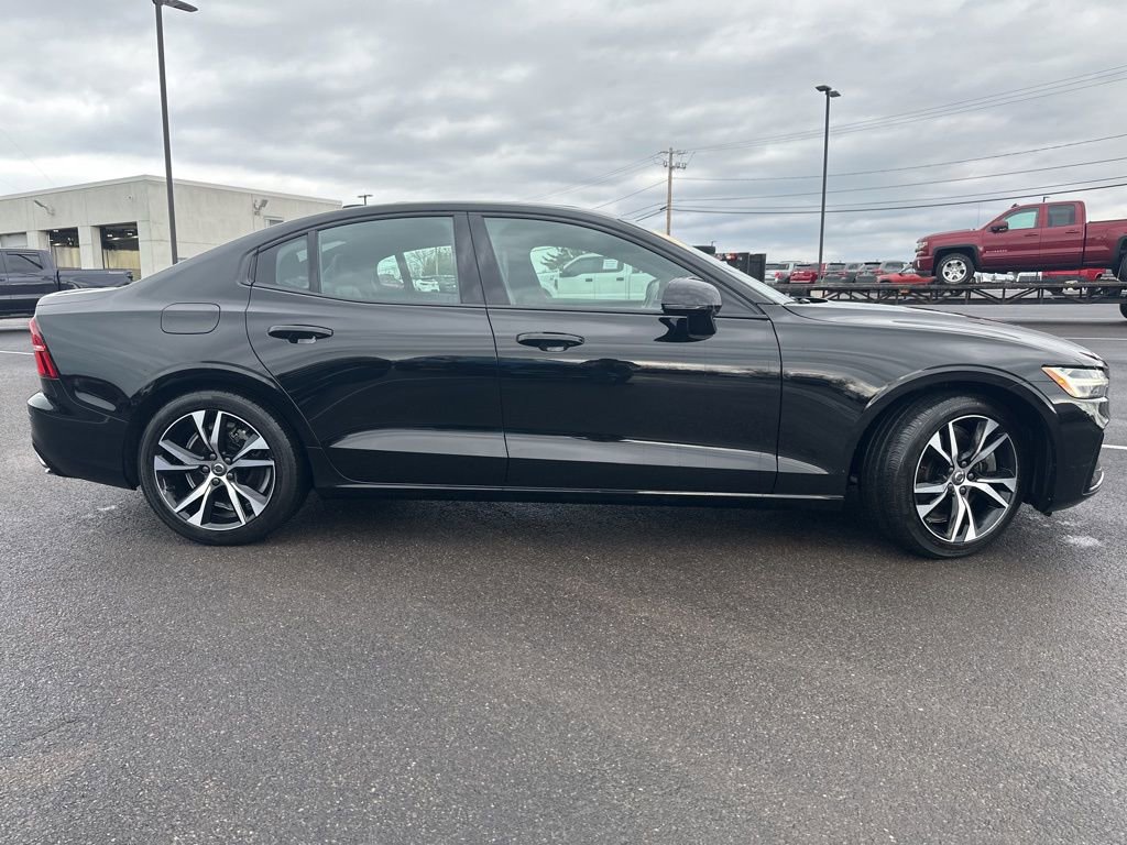 Used 2021 Volvo S60 T8 R-Design image 2