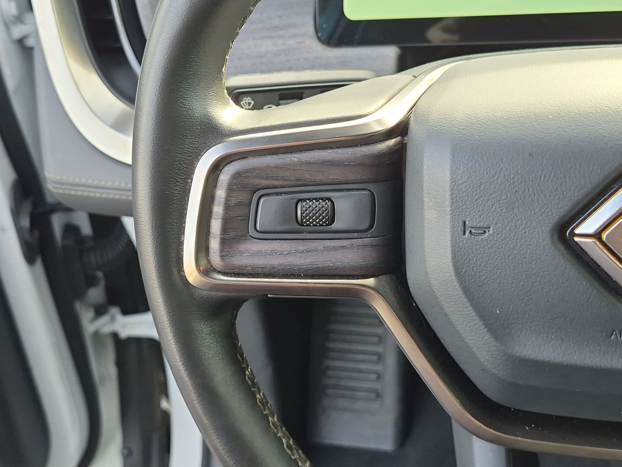 Used 2025 Rivian R1S Adventure AWD/4WD image 19