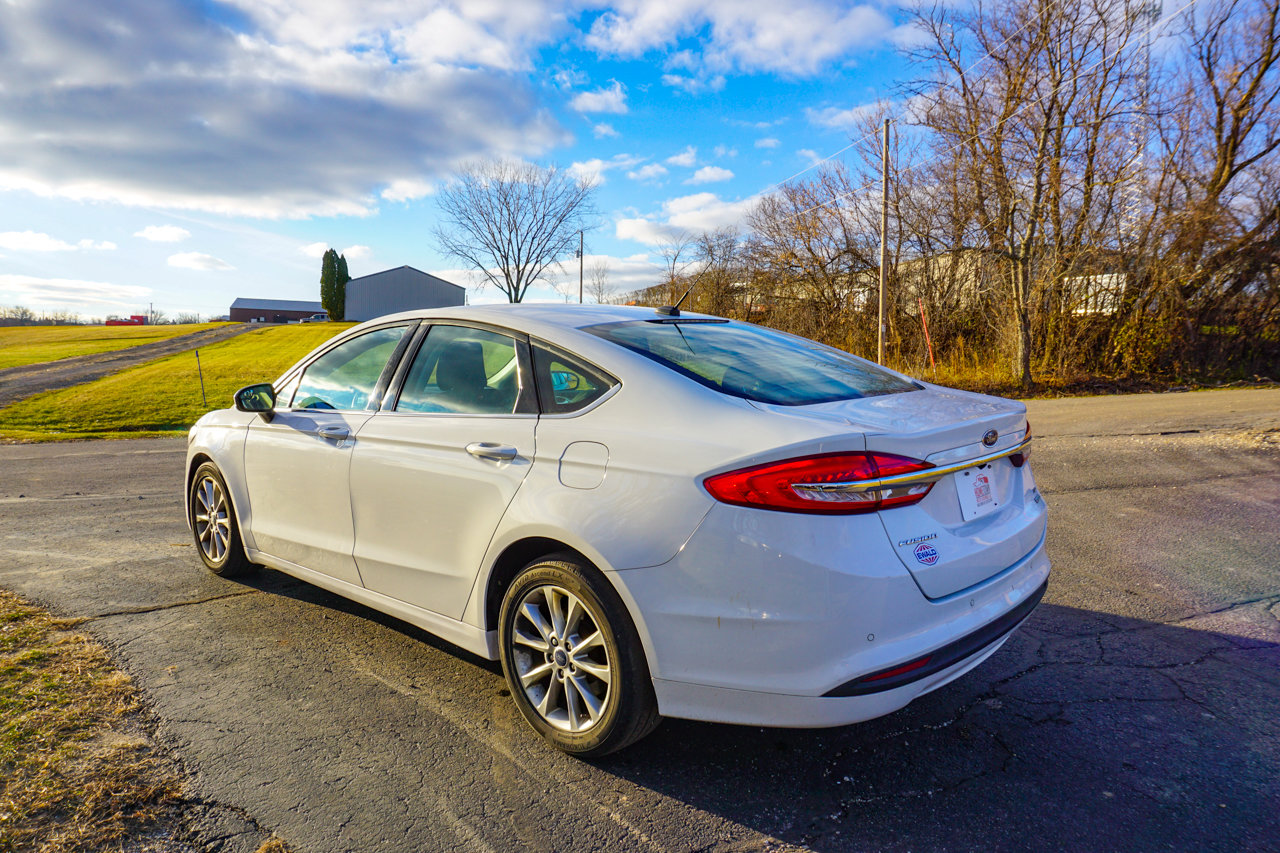 Used 2017 Ford Fusion SE w/ Fusion SE Technology Package image 5