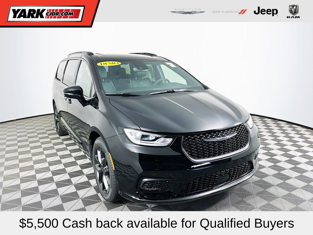 New 2026 Chrysler Pacifica Limited w/ S Appearance Package