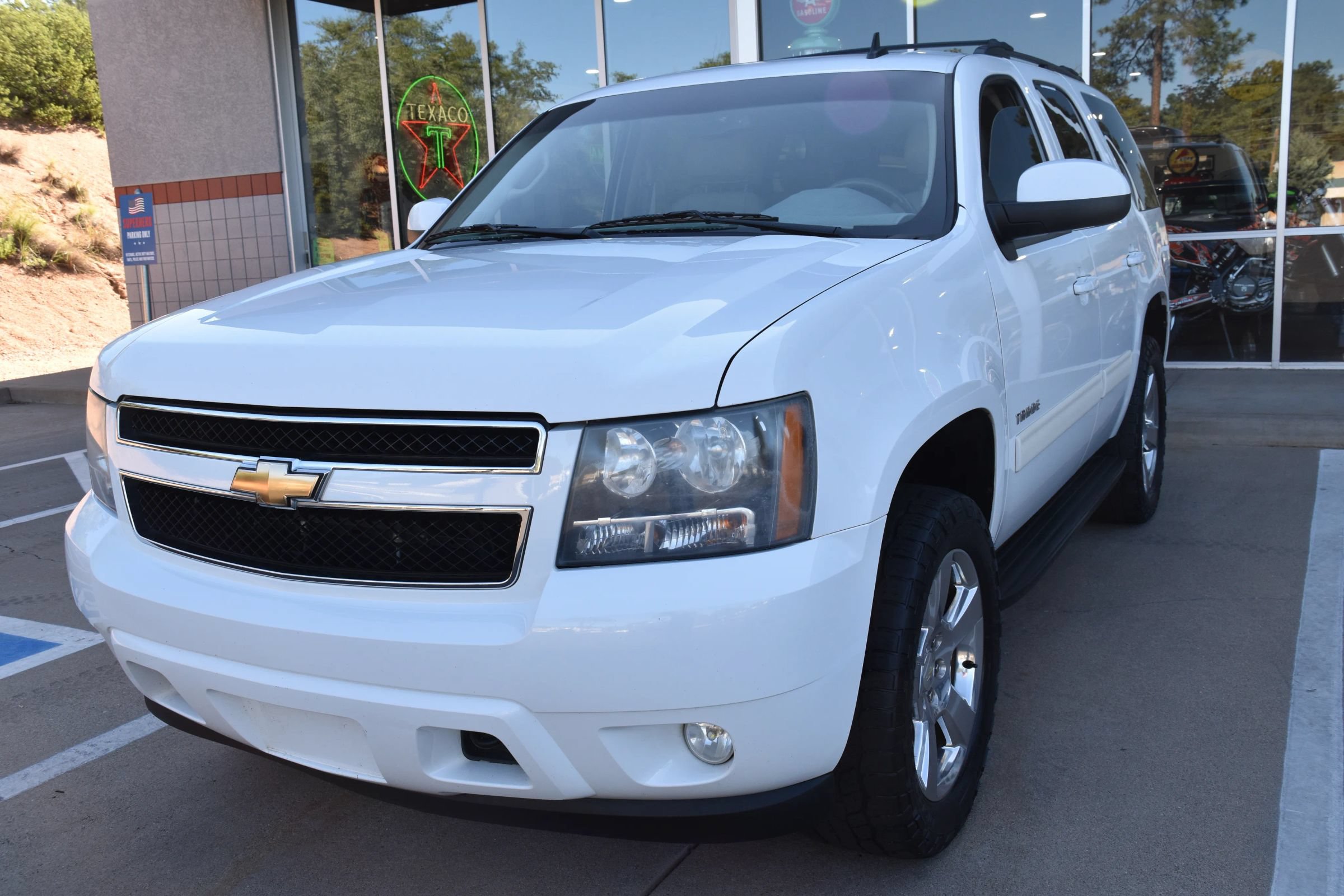 Used 2010 Chevrolet Tahoe LT w/ Luxury Package AWD/4WD image 4