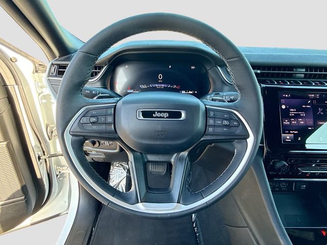 Used 2024 Jeep Grand Cherokee Laredo w/ Luxury Tech Group I RWD image 11