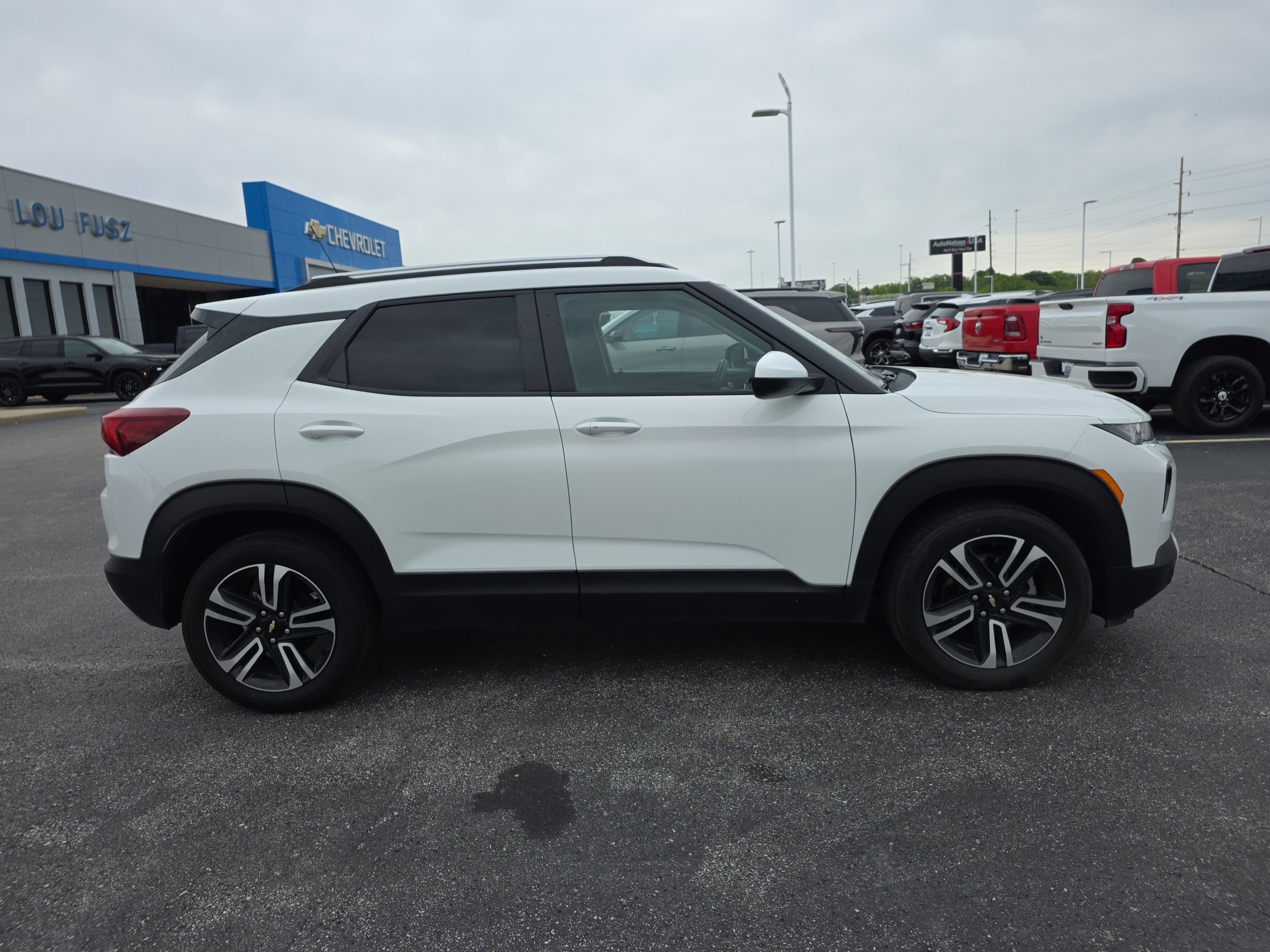 Used 2023 Chevrolet TrailBlazer LT w/ Convenience Package FWD image 2