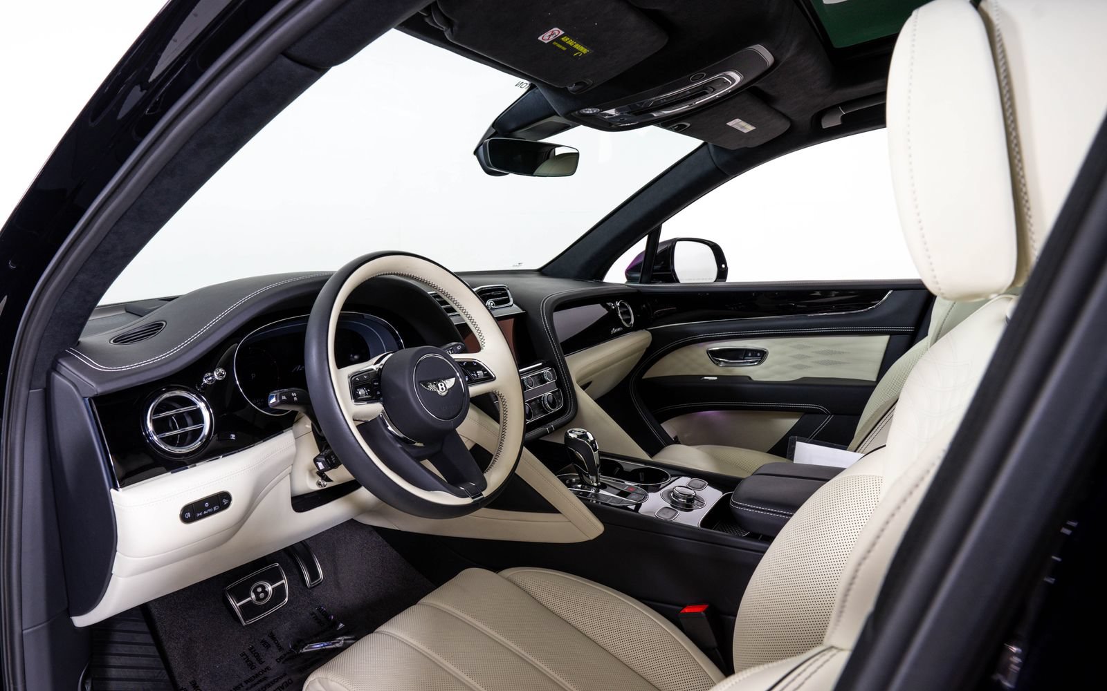 Used 2025 Bentley Bentayga AWD/4WD image 15