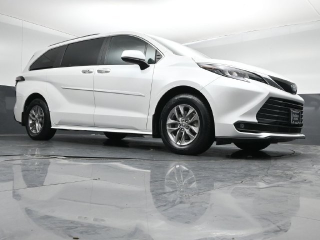 Used 2025 Toyota Sienna XLE w/ XLE Plus Package AWD/4WD image 36