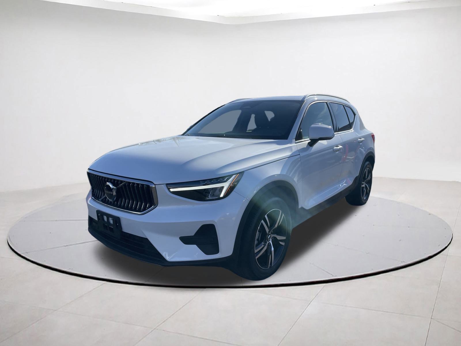 Used 2025 Volvo XC40 B5 Core image 3