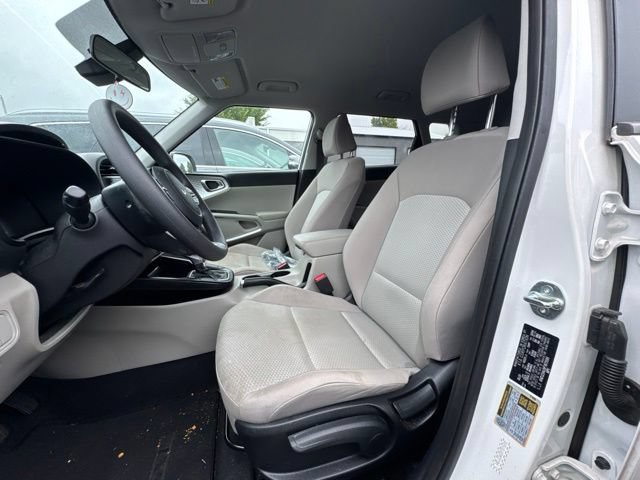 Certified 2023 Kia Soul LX w/ LX Technology Package FWD image 8