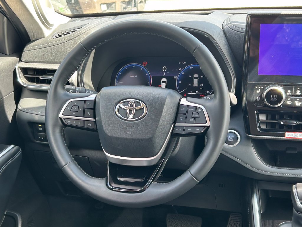 Used 2024 Toyota Highlander Platinum FWD image 45