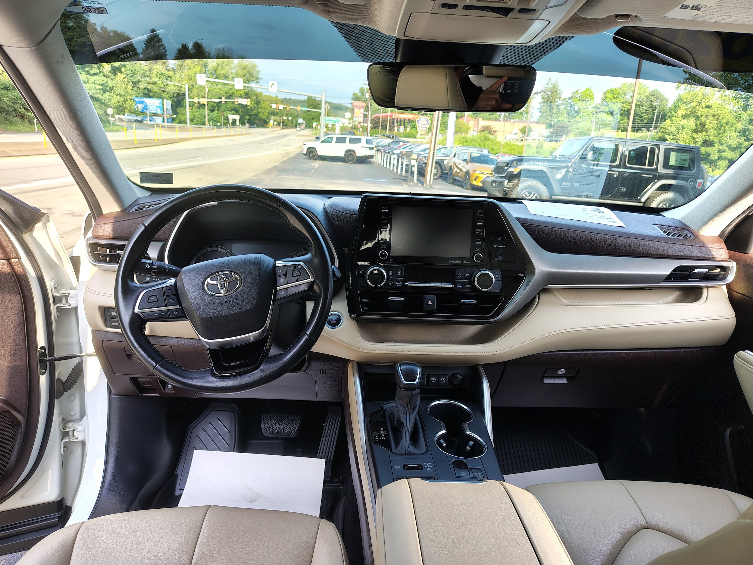 Used 2020 Toyota Highlander XLE AWD/4WD image 27