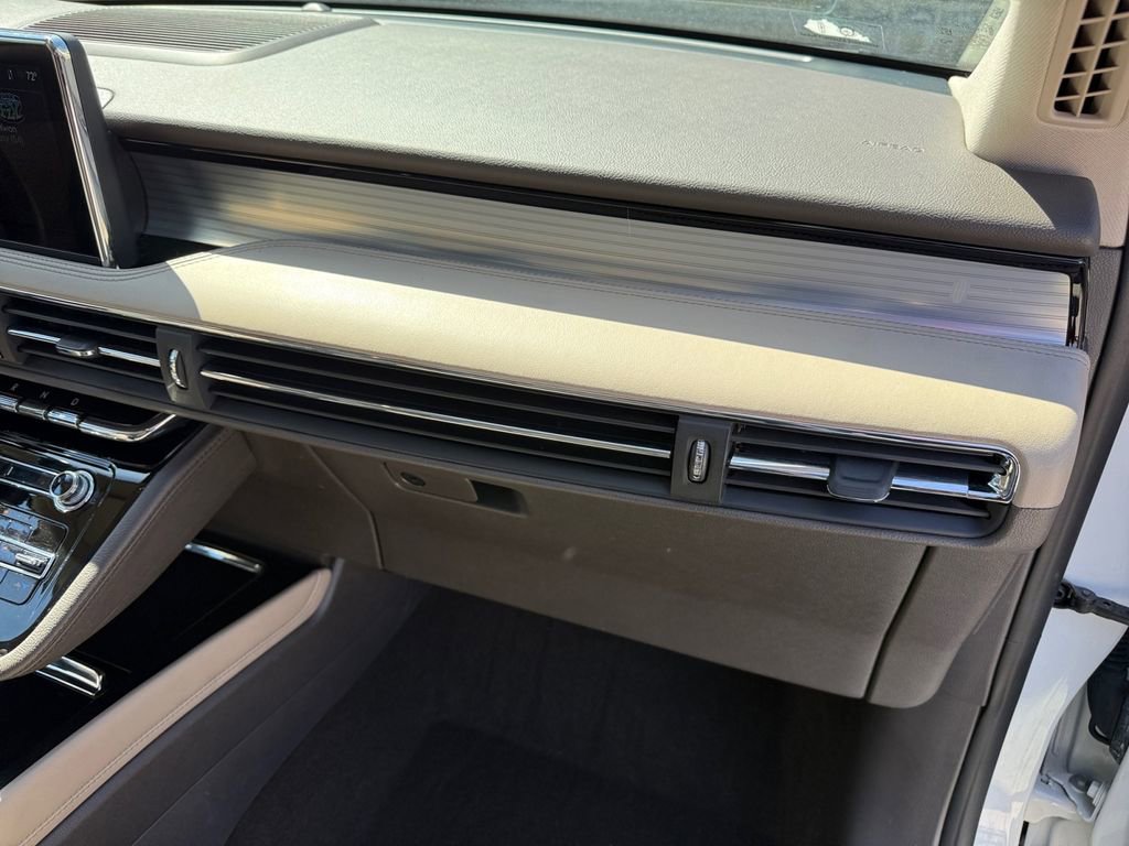 Used 2022 Lincoln Corsair AWD w/ Premium Package image 16