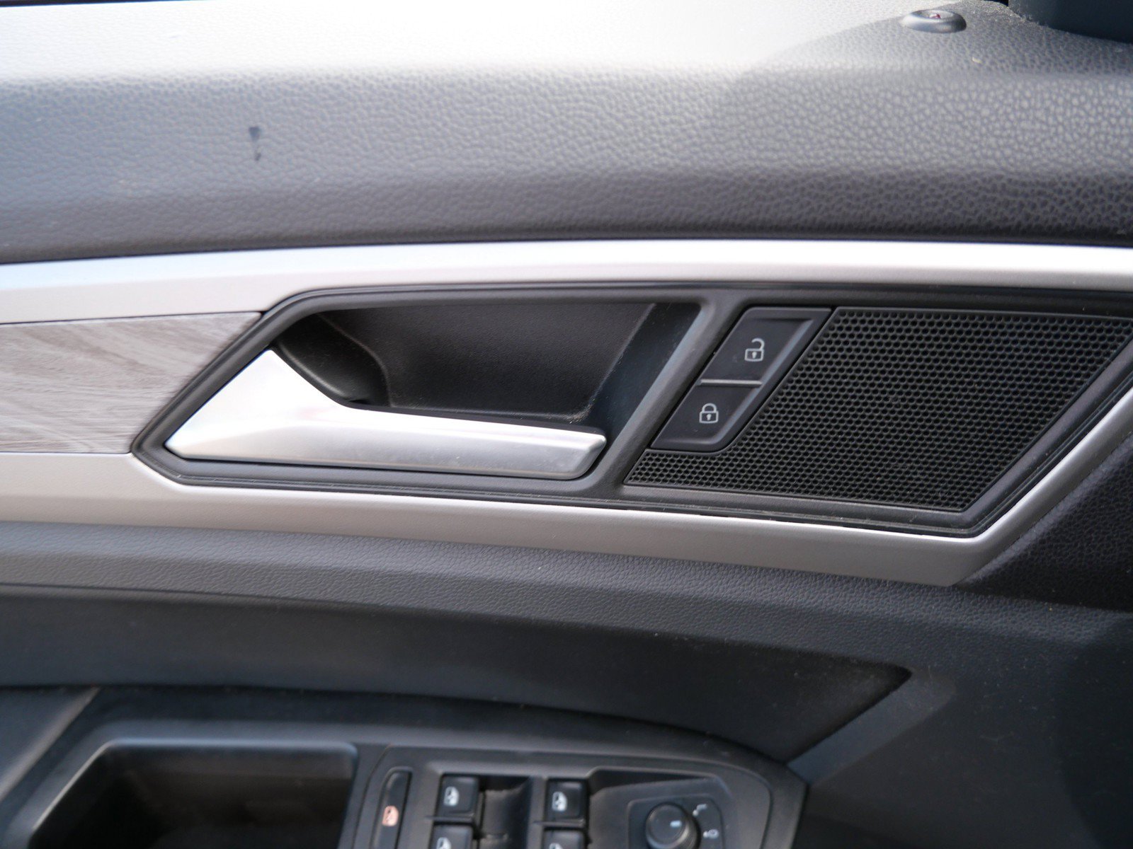 Used 2020 Volkswagen Atlas Cross Sport SE w/ Panoramic Sunroof Package AWD/4WD image 17