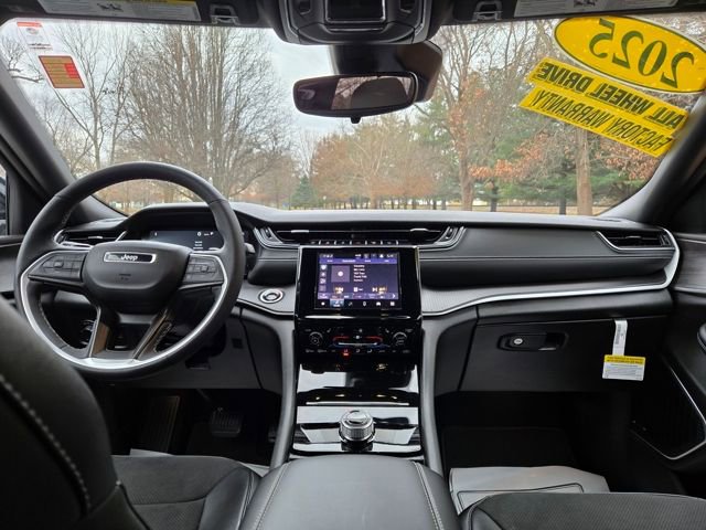 Used 2025 Jeep Grand Cherokee Altitude image 13