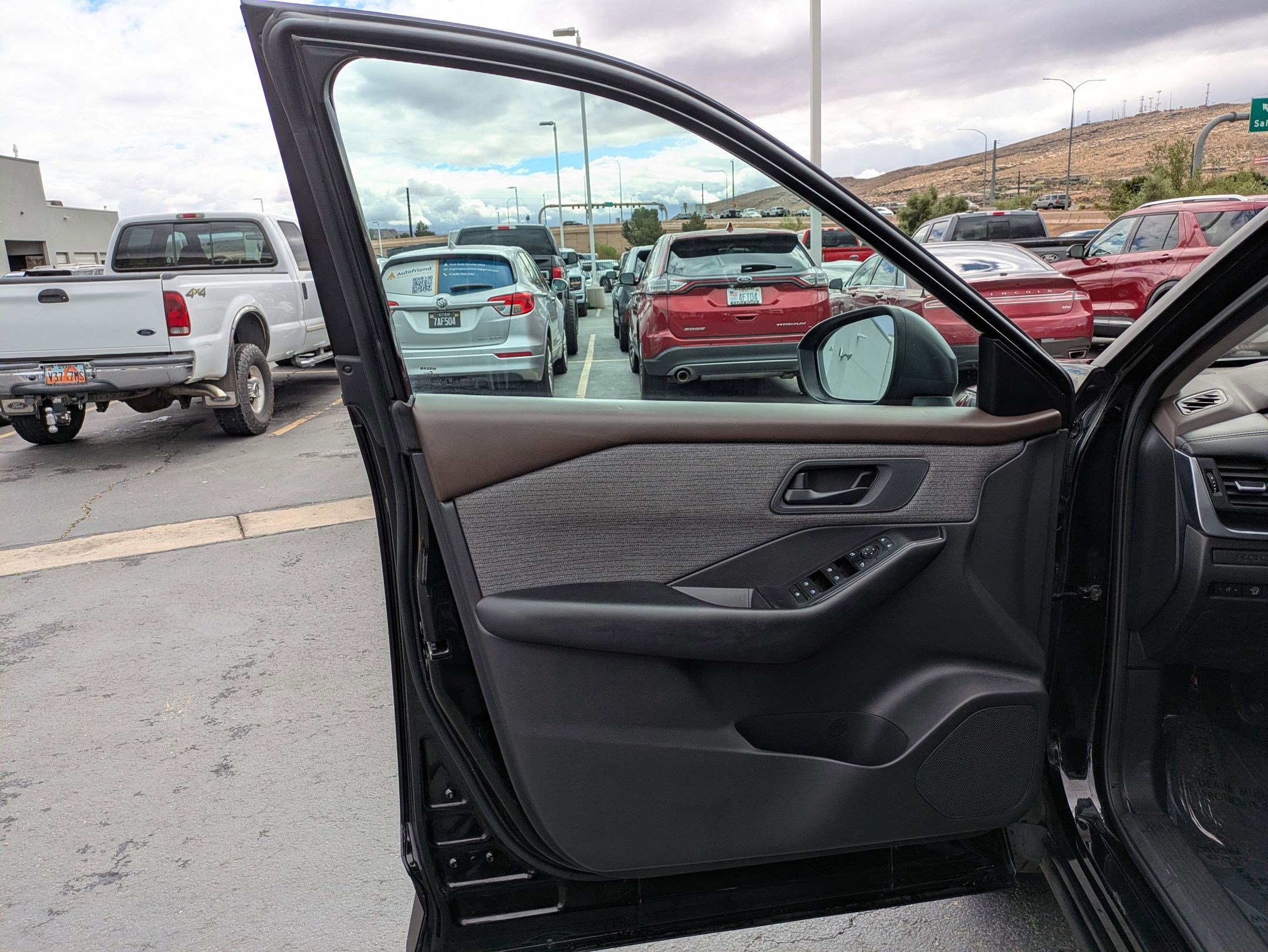 Used 2023 Nissan Rogue S image 12