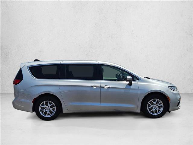 Used 2023 Chrysler Pacifica Touring-L FWD image 4