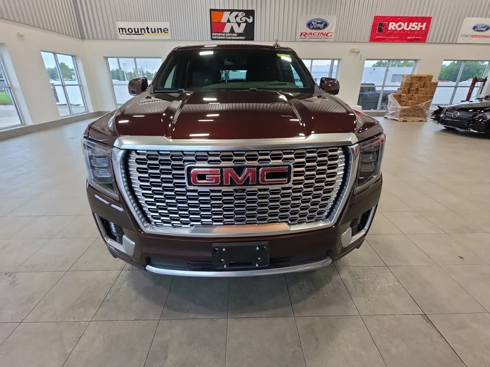 Used 2023 GMC Yukon XL Denali AWD/4WD image 3