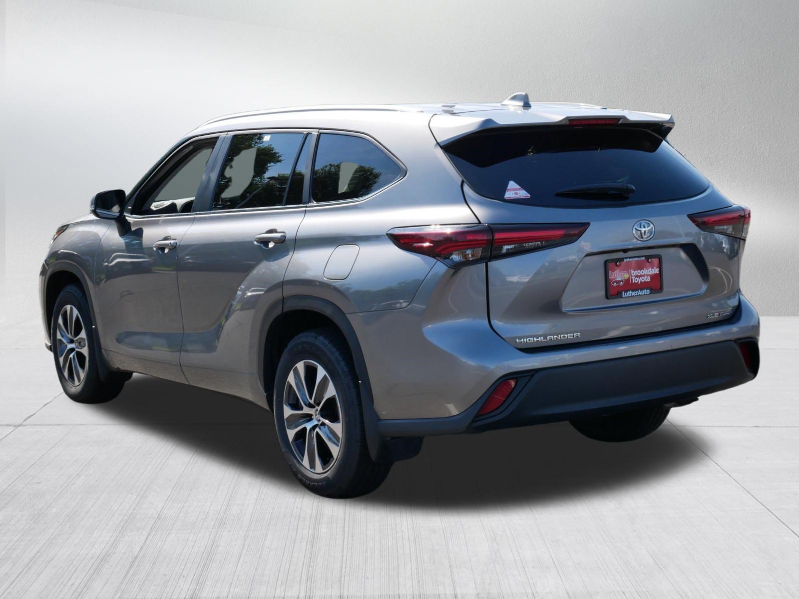 Used 2025 Toyota Highlander XLE AWD/4WD image 5