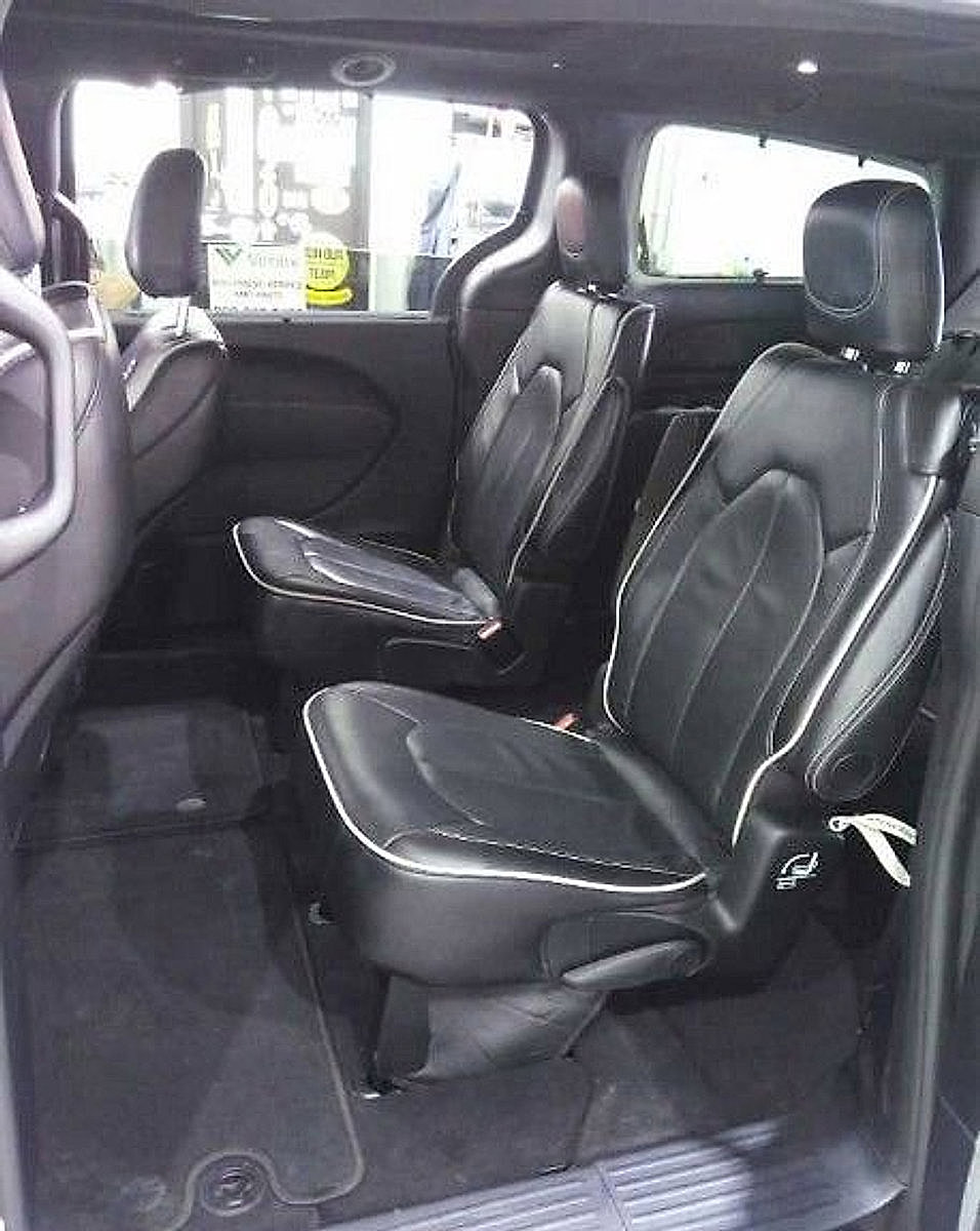 Used 2025 Chrysler Pacifica Limited image 11